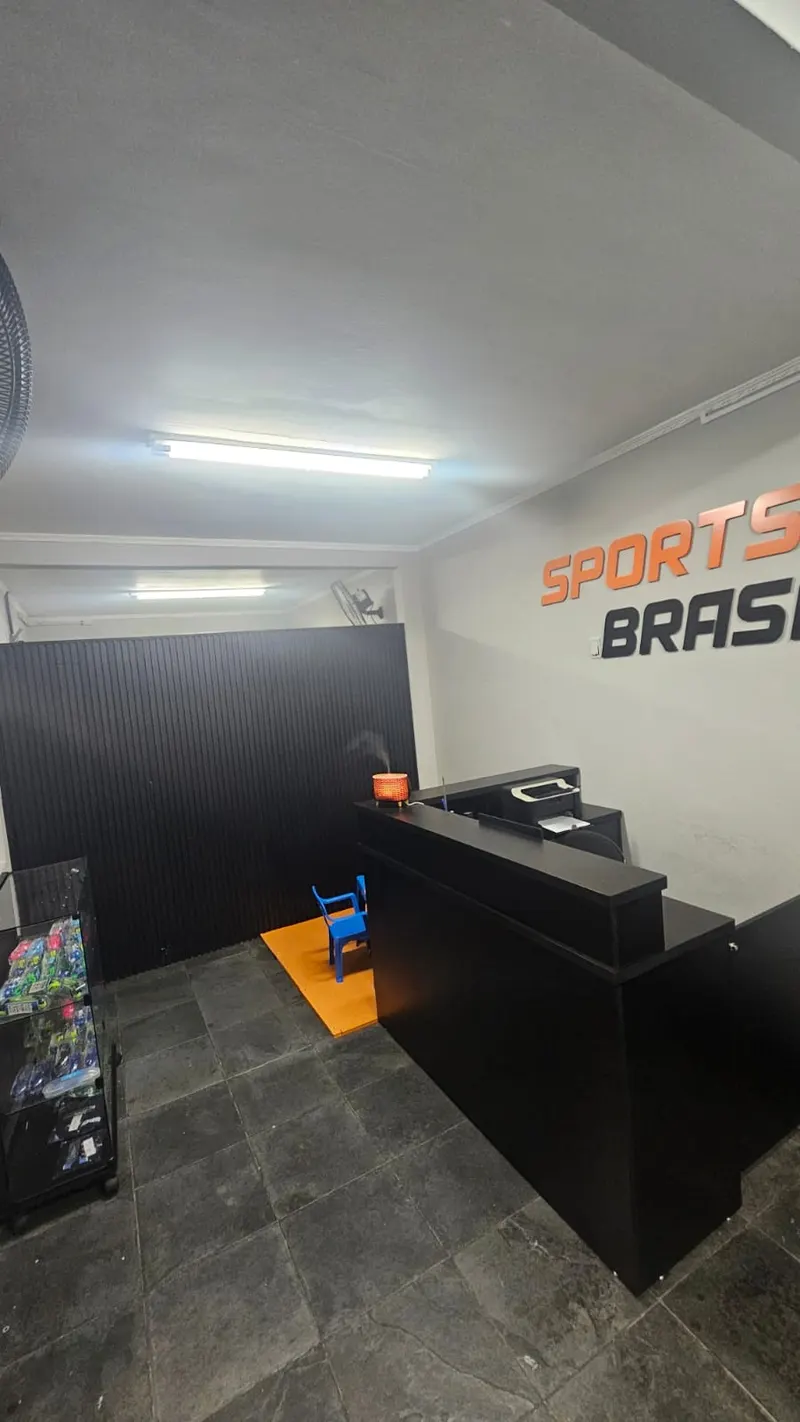 Recepção com balcão preto e identidade visual Sports Brasil