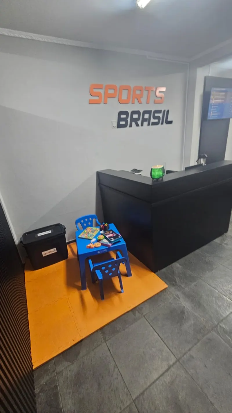 Balcão de atendimento e espaço kids com mesinha infantil