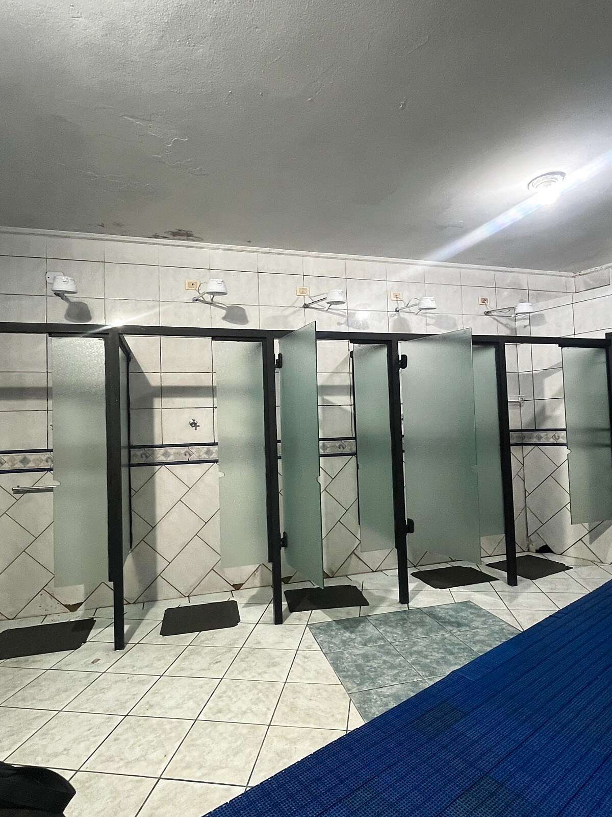 Vestiário com boxes individuais de chuveiro