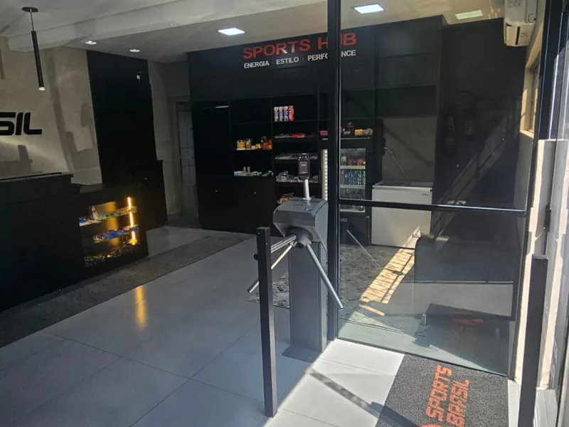 Entrada da unidade com catraca e loja Sports Hub