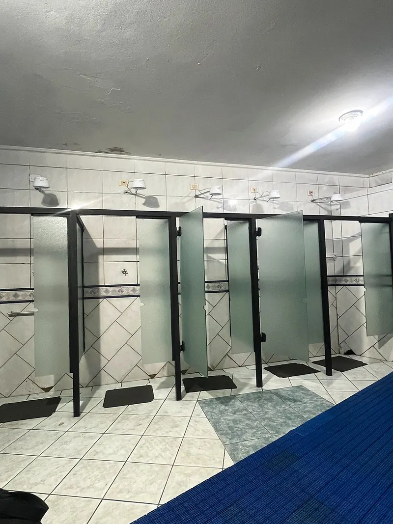 Vestiário com boxes individuais de chuveiro