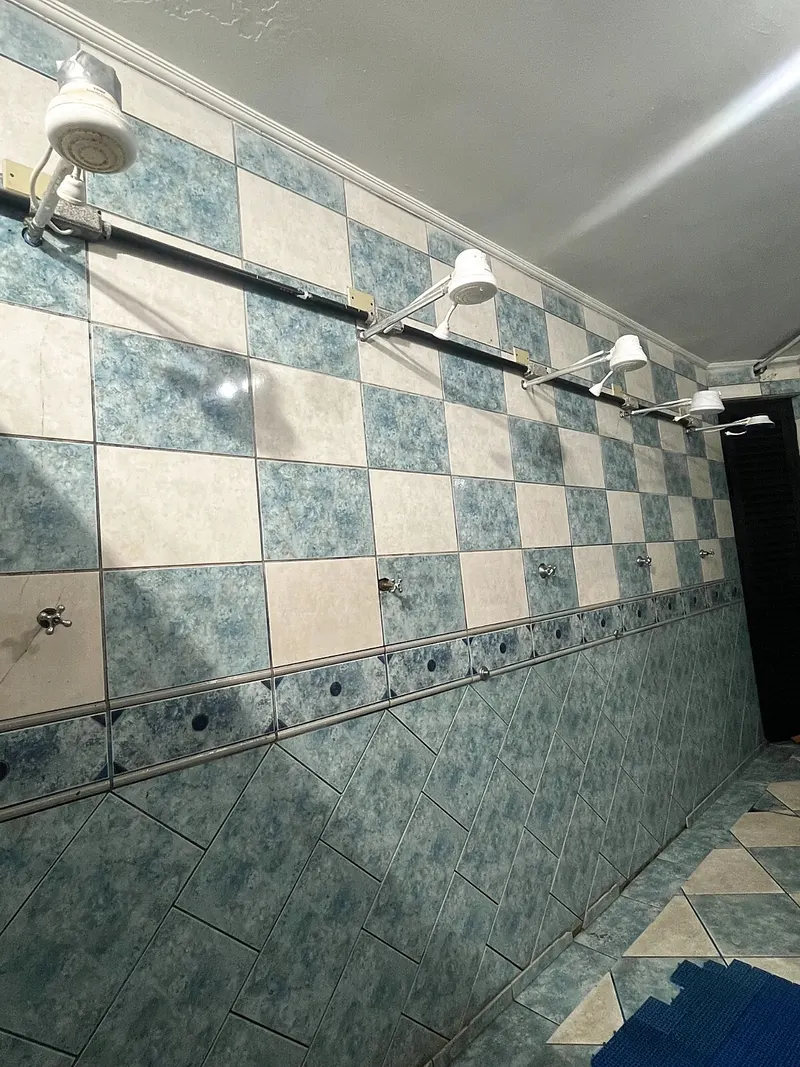 Área de chuveiros do vestiário