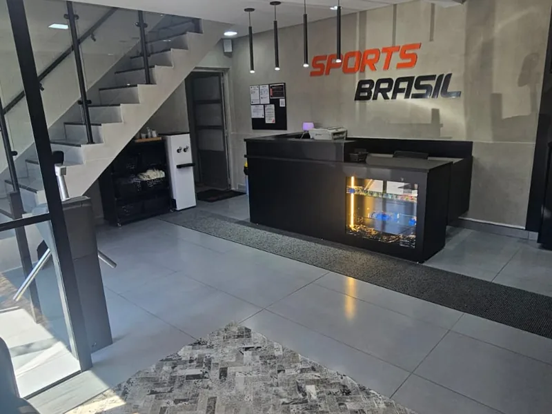Balcão de atendimento da recepção com o letreiro Sports Brasil