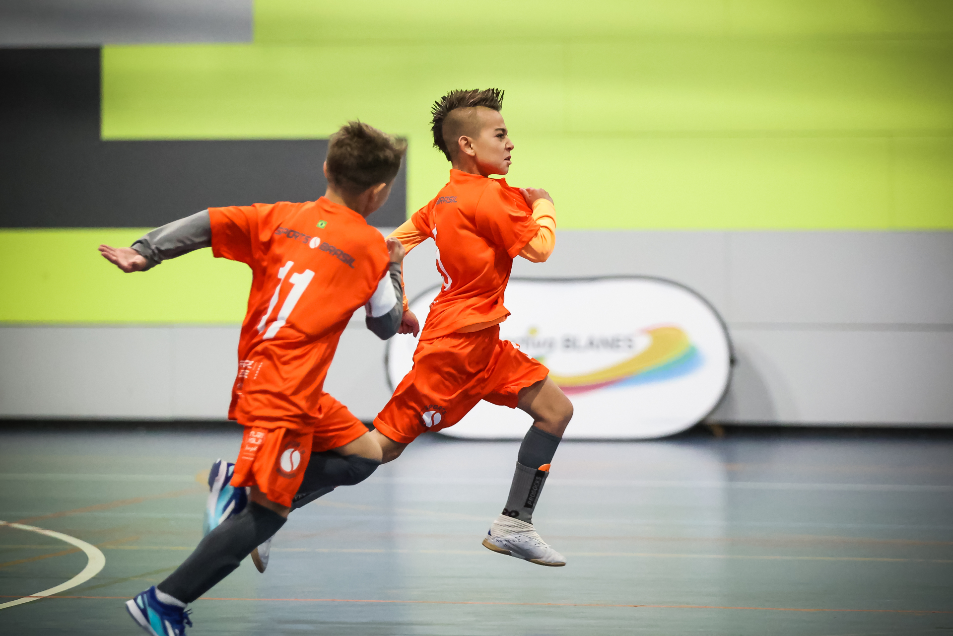 Atletas da Sports Brasil em partida de futsal em Barcelona 2023