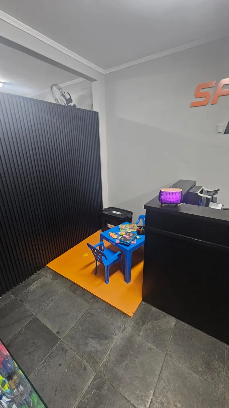 Espaço kids ao lado da recepção com mesa e cadeiras infantis