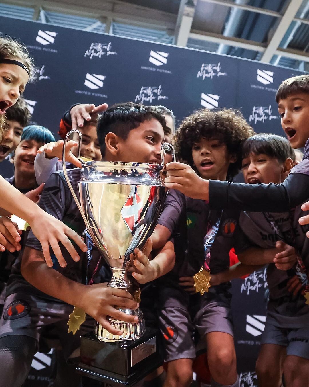 Atletas da Sports Brasil celebrando troféu em Barcelona 2023