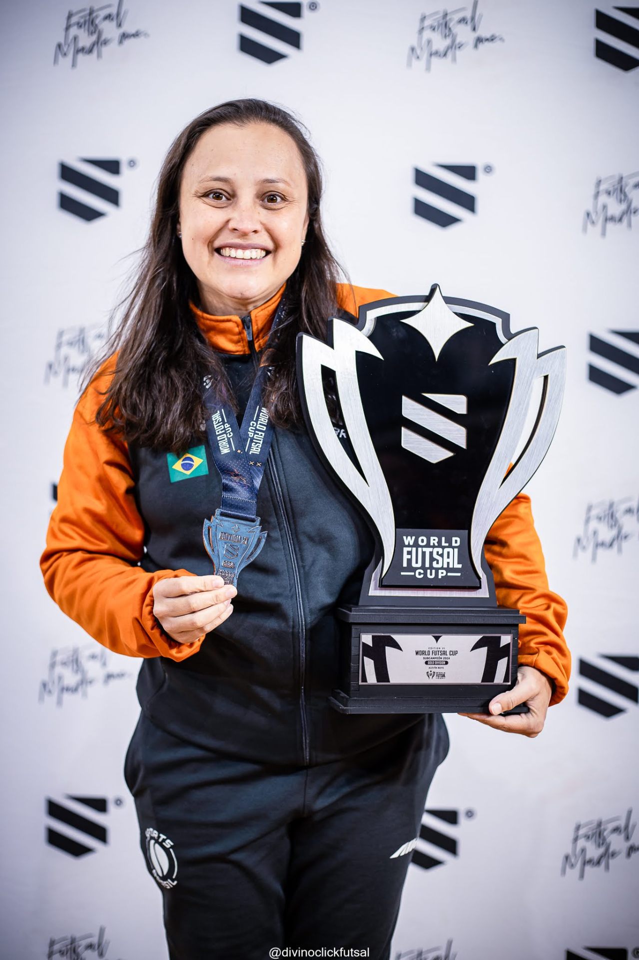 Técnica da Sports Brasil com medalha e troféu em Barcelona 2024