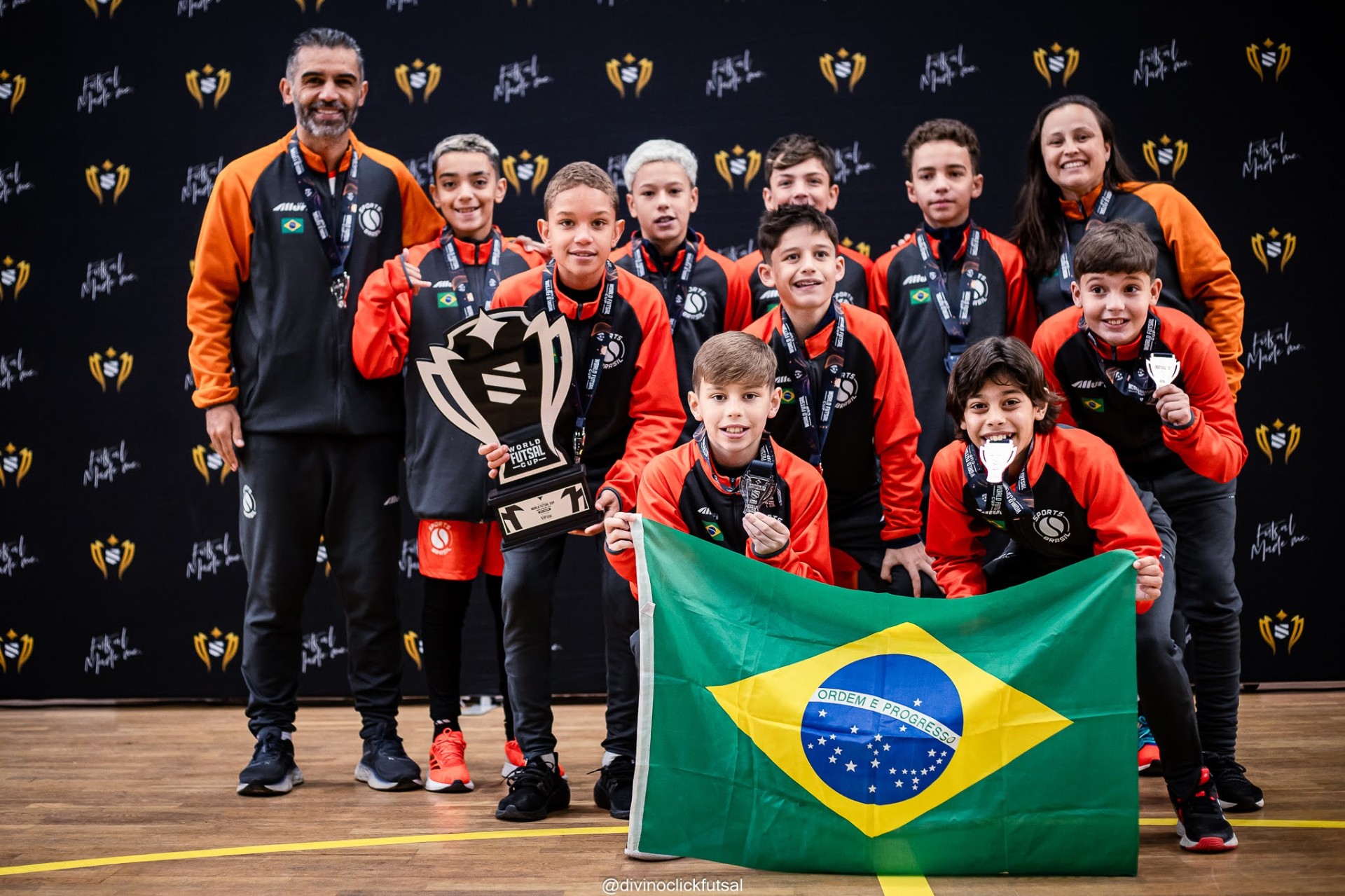 Atletas Sports Brasil com troféu e bandeira do Brasil em Barcelona 2024