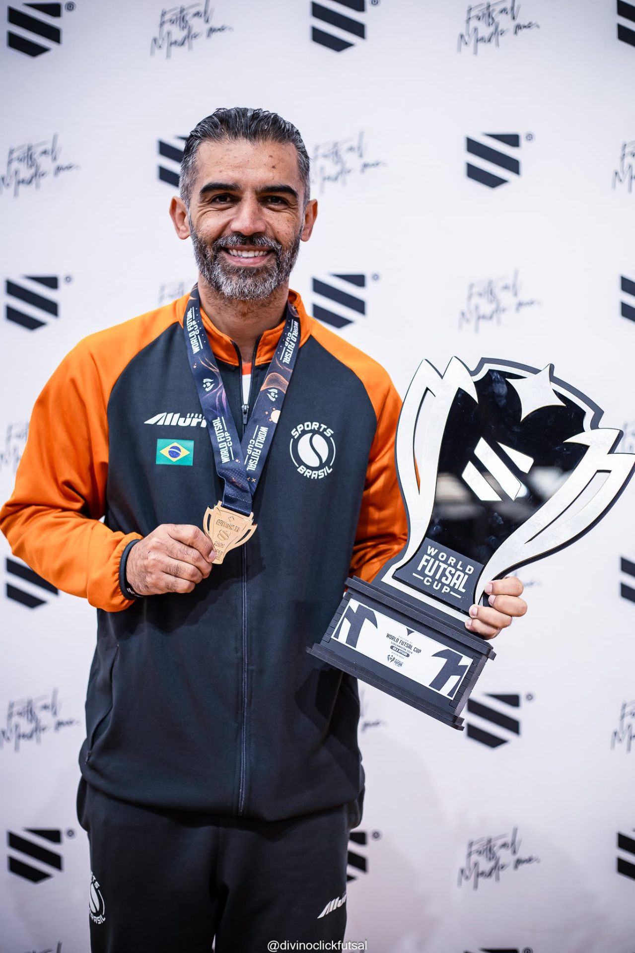 Técnico da Sports Brasil com medalha e troféu em Barcelona 2024