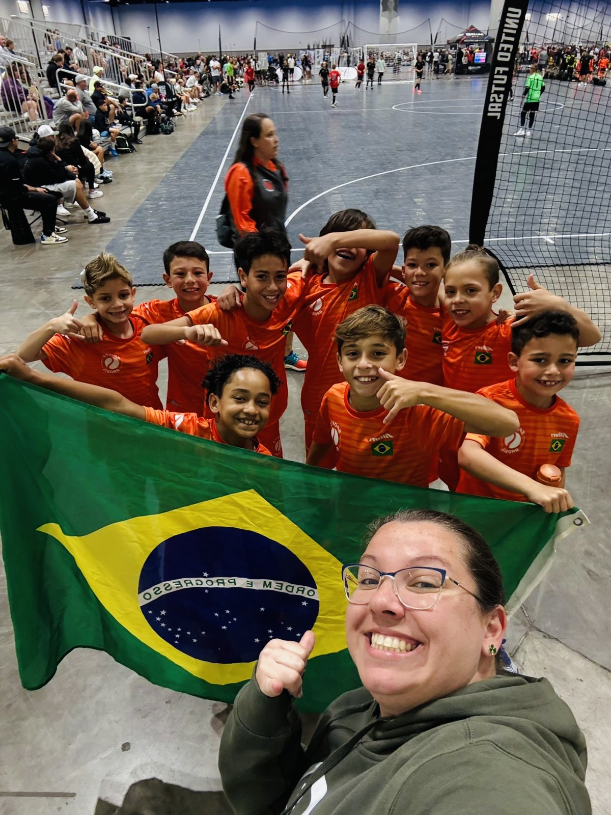 Atletas Sports Brasil com bandeira do Brasil na quadra em Orlando 2025