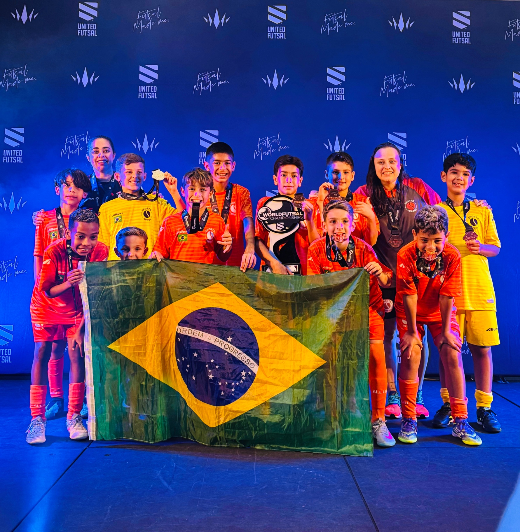 Equipe Sports Brasil com bandeira do Brasil e troféu em Orlando 2025