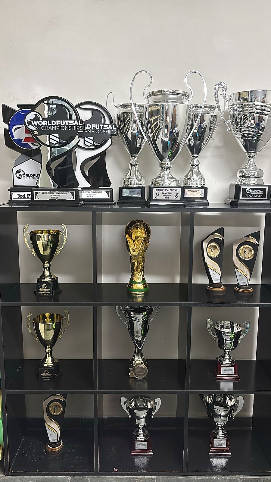 Coleção de troféus conquistados pela Sports Brasil
