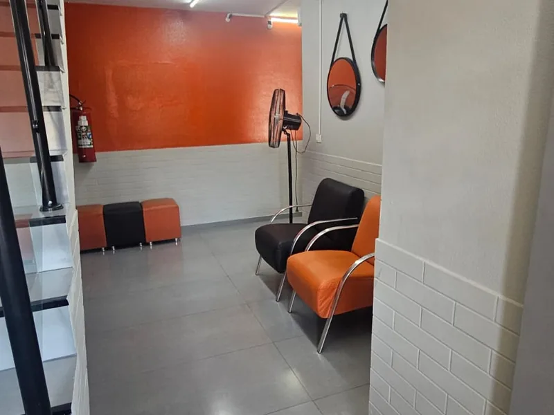 Sala de espera com poltronas e iluminação moderna