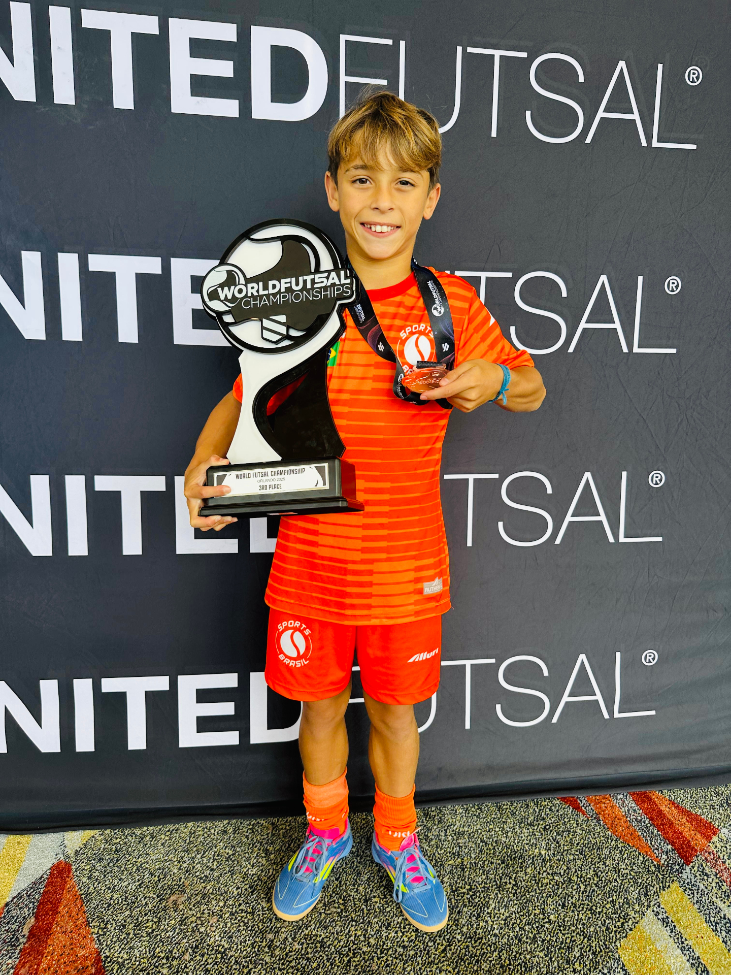 Atleta Sports Brasil com troféu 3º lugar Orlando 2025