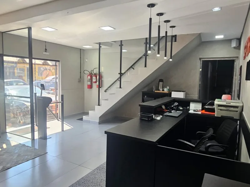 Área de entrada e recepção com catraca de acesso