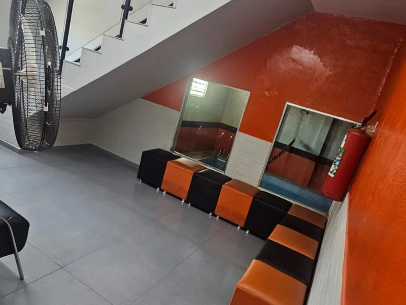 Espaço de espera com vista para a piscina aquecida