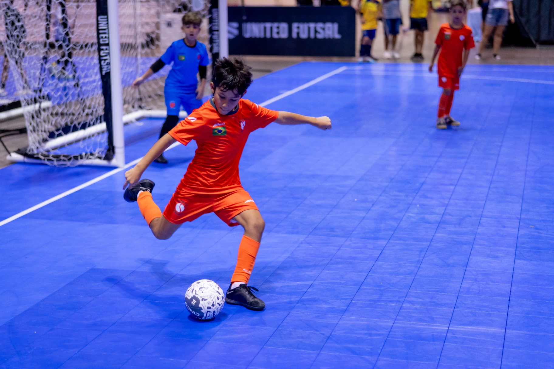 Atleta da Sports Brasil finalizando ao gol em Orlando 2023
