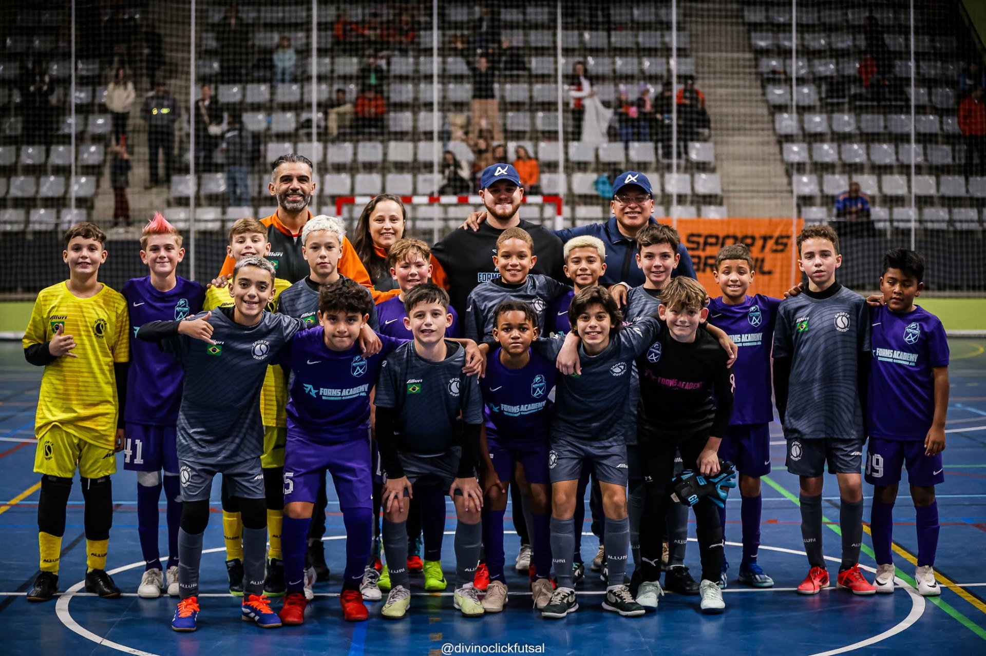 Equipes Sports Brasil e Alpha Forms posando em Barcelona 2024