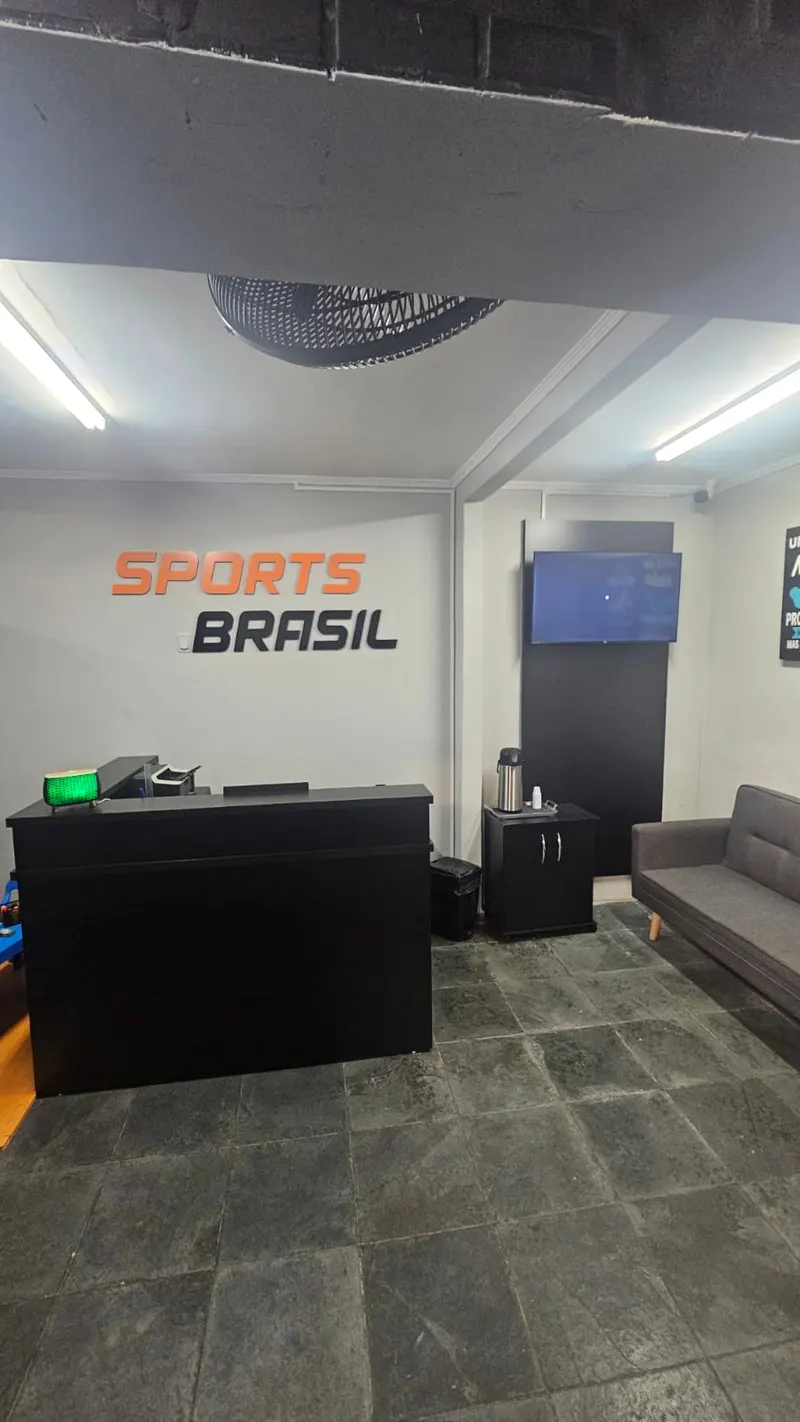 Recepção da unidade São Mateus com logo Sports Brasil na parede